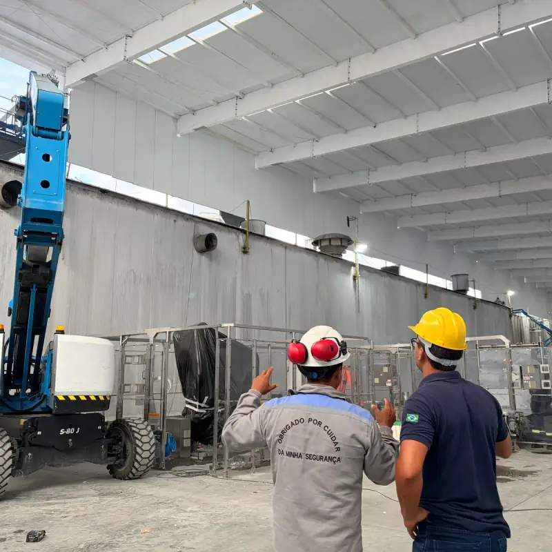 Equipe acompanhando obra dentro de galpão industrial